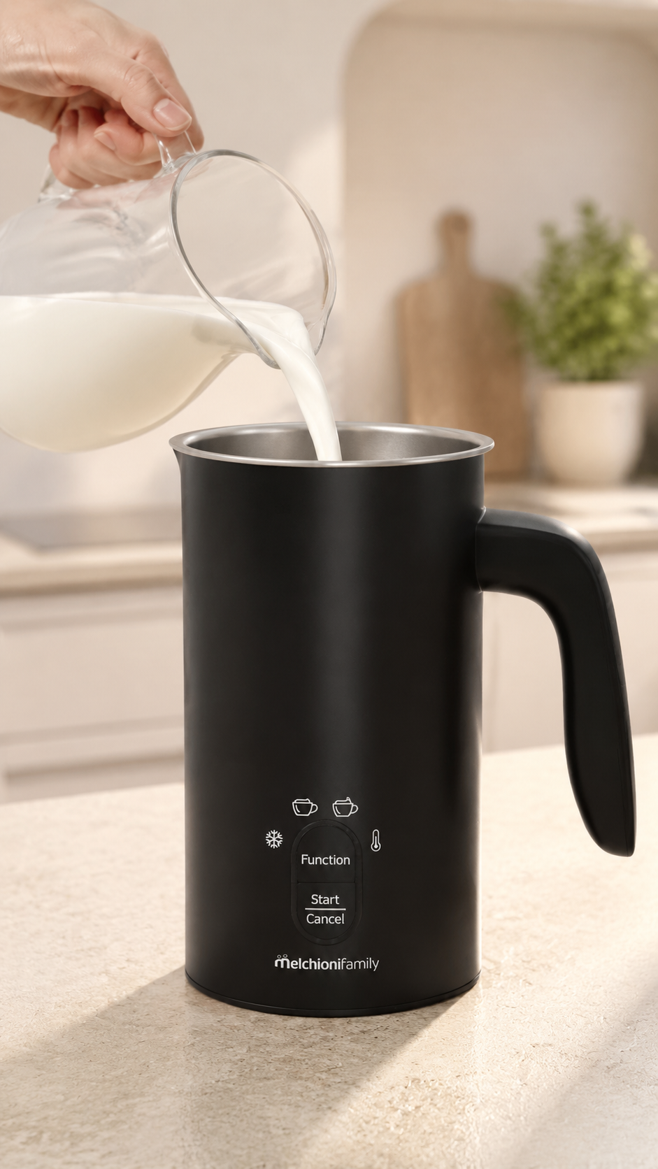 Versamento latte nel montalatte